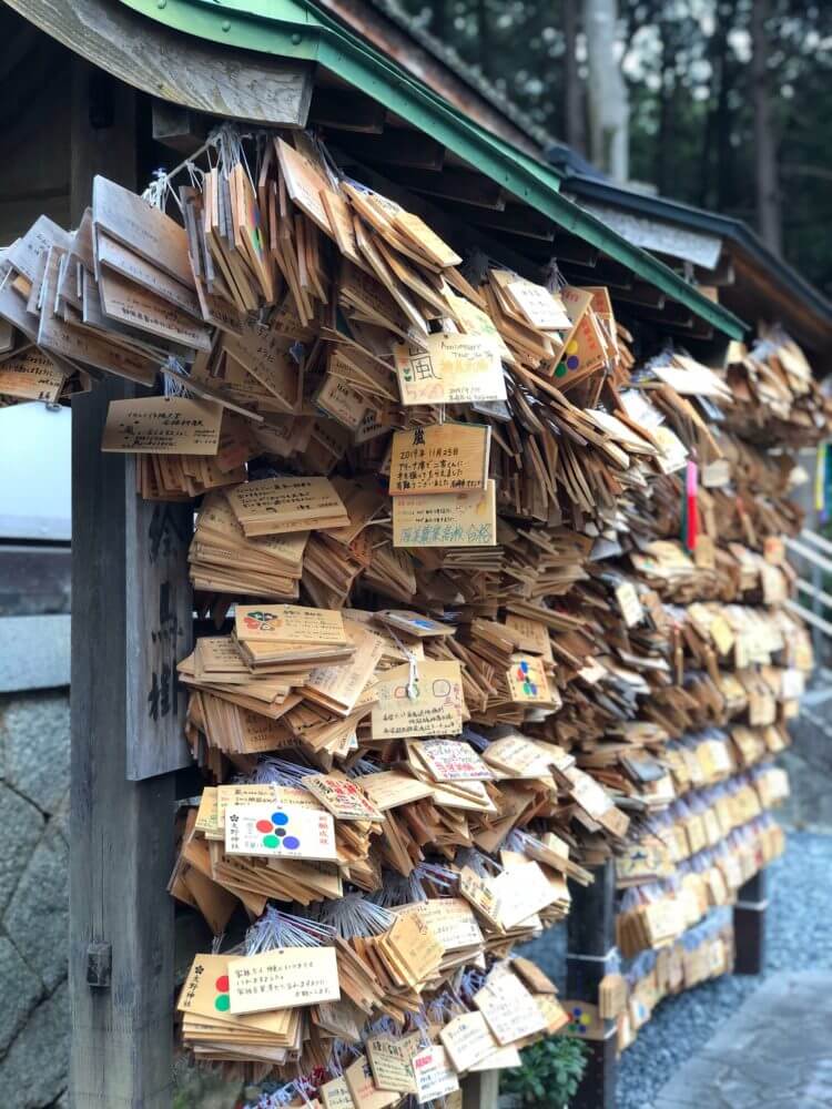 栗東・大野神社の鈴なりの絵馬掛所