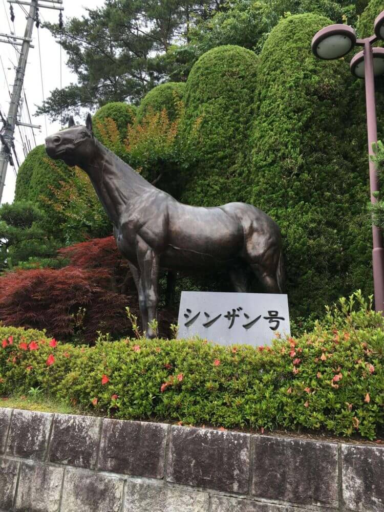 栗東トレセン入り口に立つシンザン像