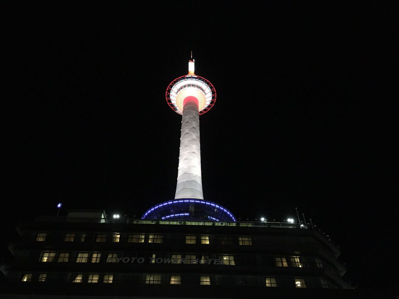 夜の京都タワー外観