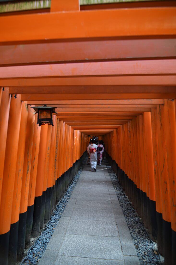 伏見稲荷の千本鳥居の中