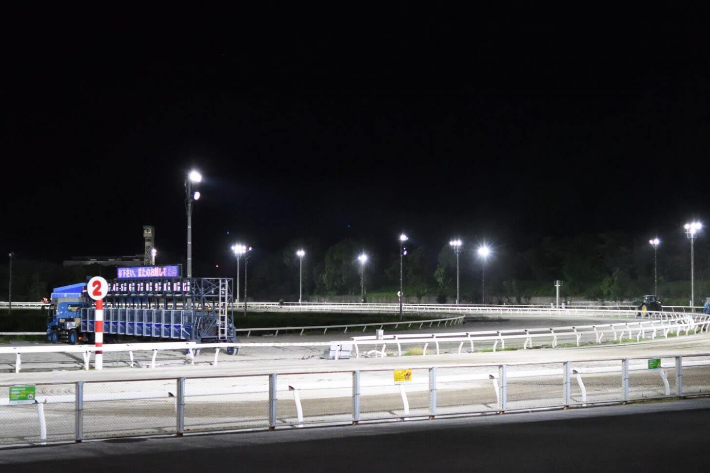 夜の高知競馬場のコース