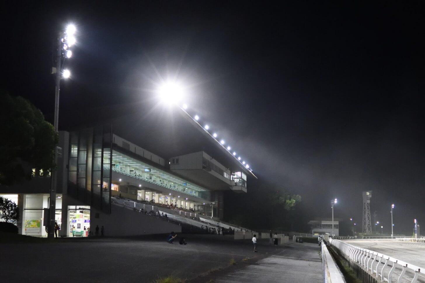 夜の高知競馬場のスタンド