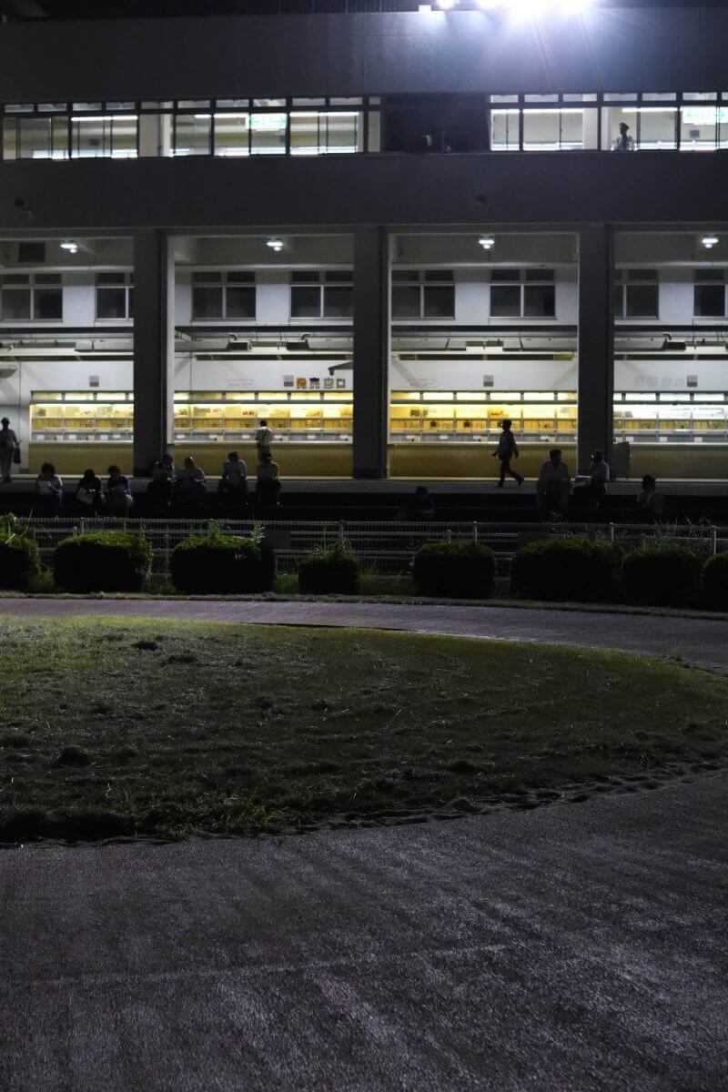 夜の高知競馬場のパドックへ