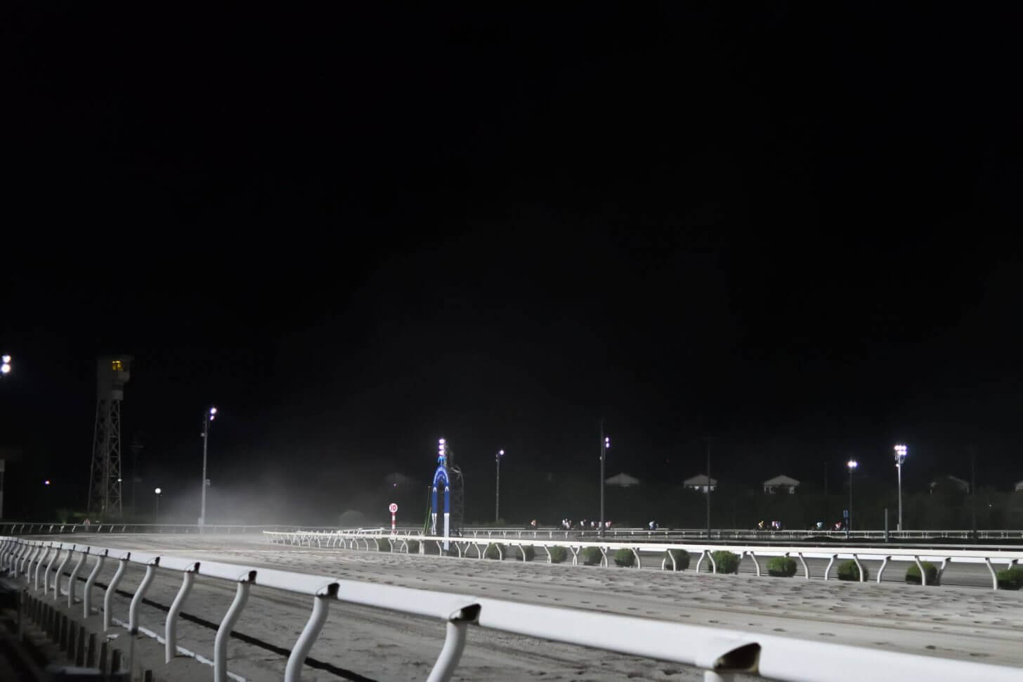 砂煙が舞うレース後の高知競馬場