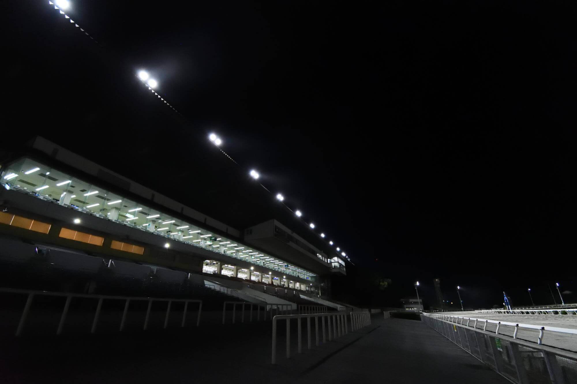 高知競馬場・夜さ恋ナイタースタンド風景