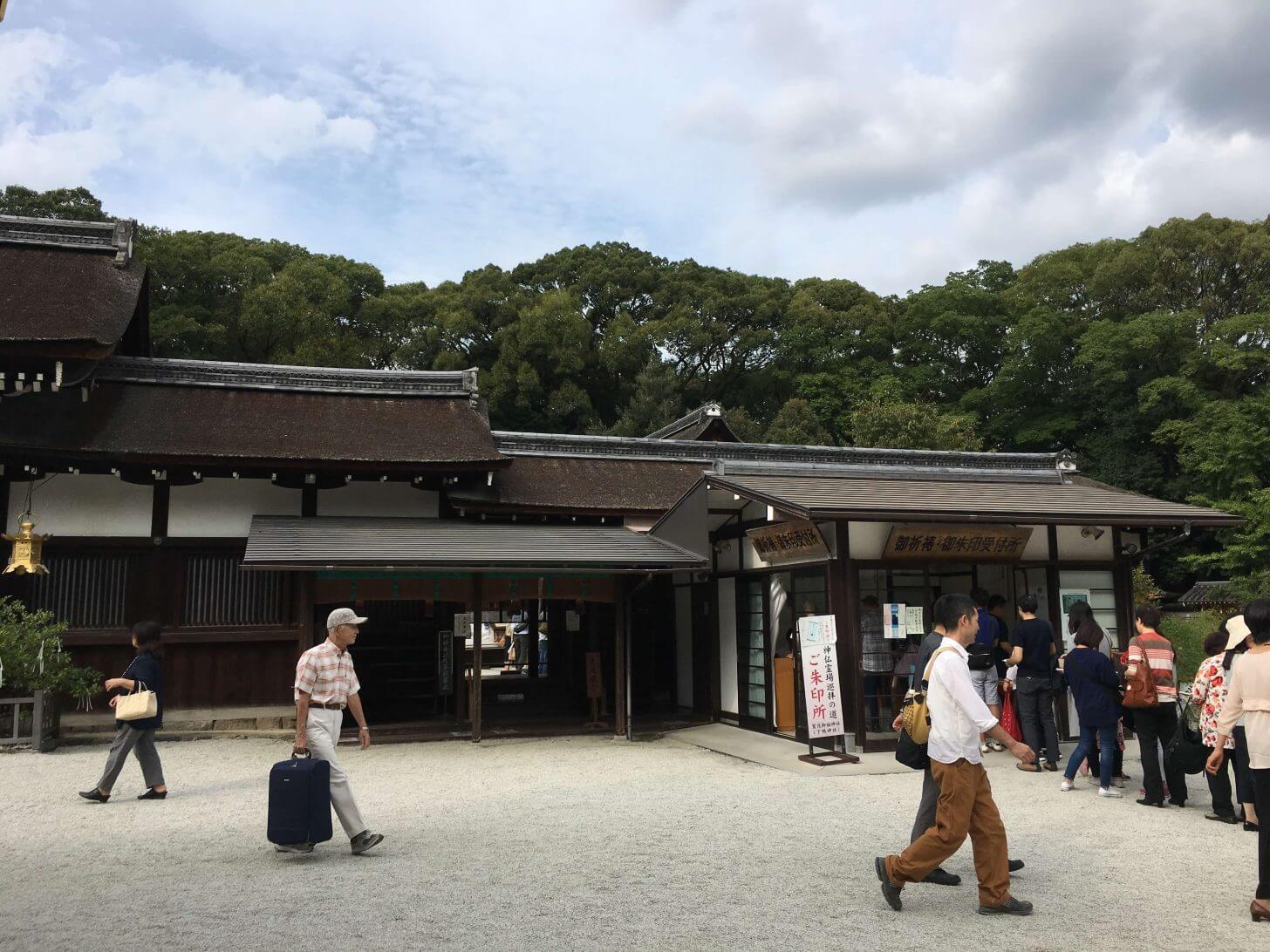 中門横・行列の先が祈祷の受付所です