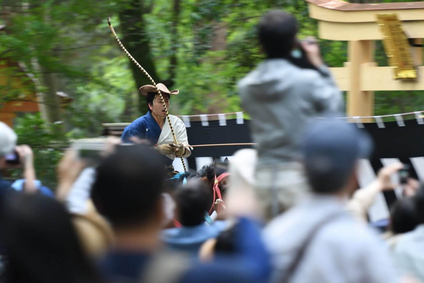 下鴨神社の流鏑馬を流し撮り