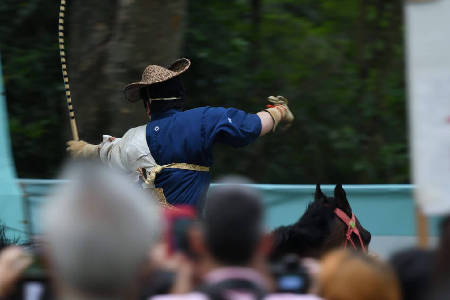 下鴨神社の流鏑馬で矢を射る瞬間