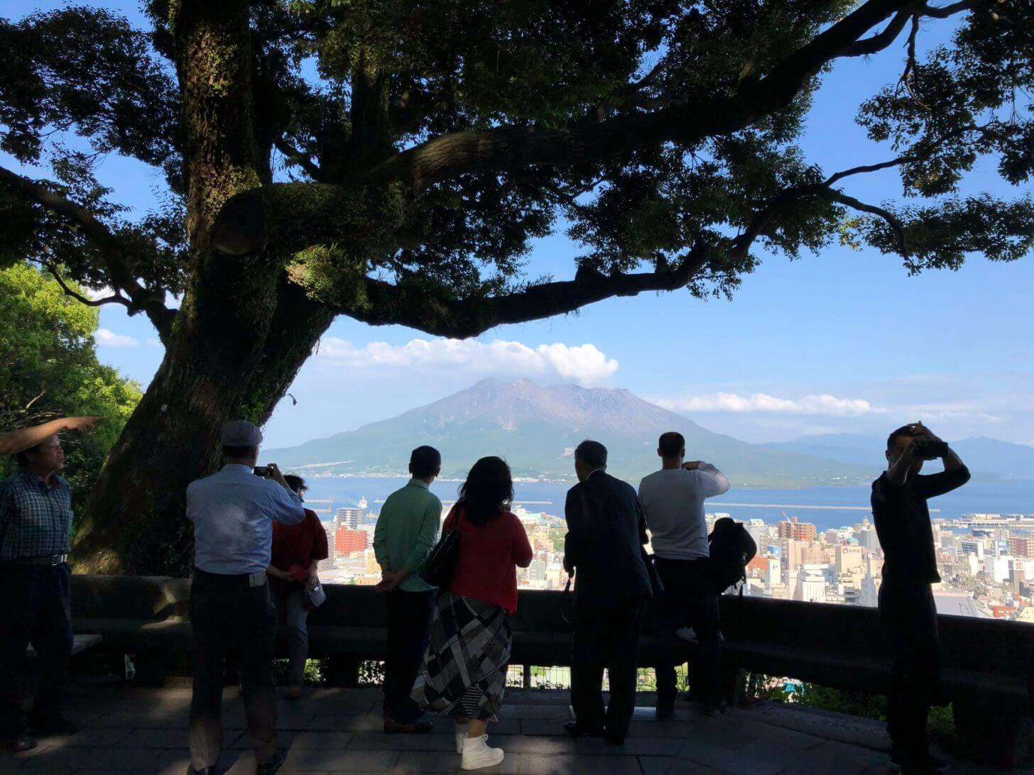 観光客の影の向こうに桜島