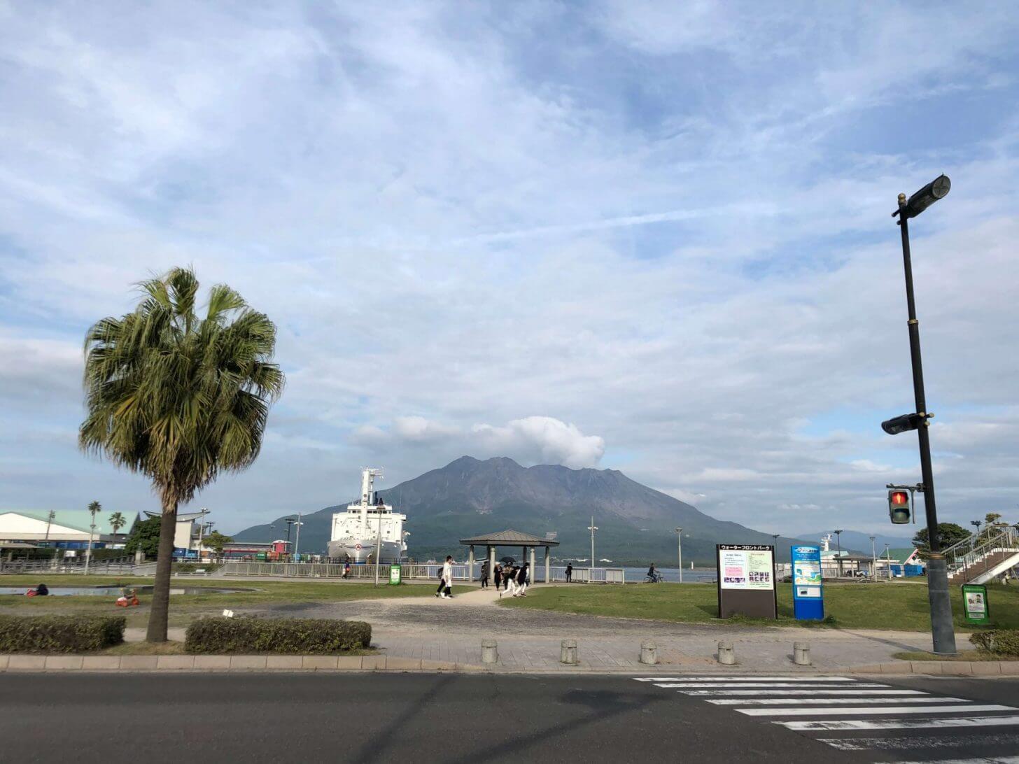 ウォーターフロントパーク入口からの桜島