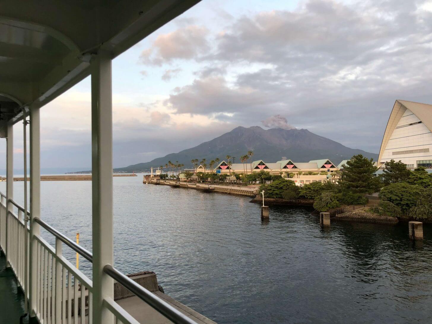 桜島フェリーの船上からの桜島