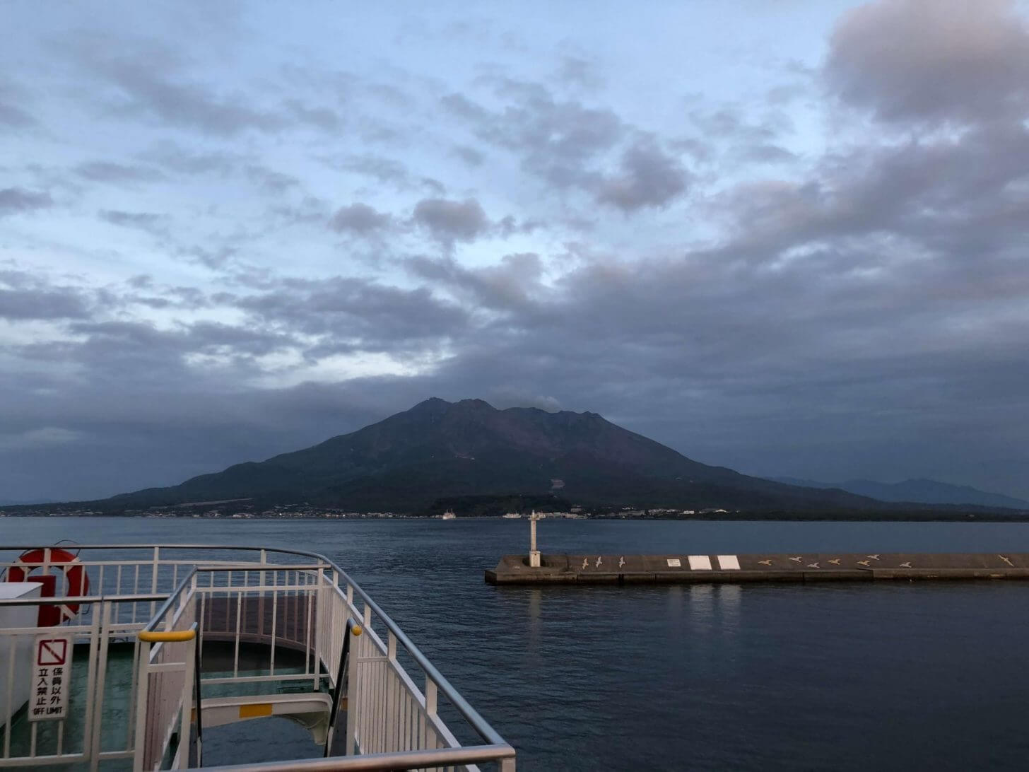 桜島フェリーの船上からの桜島