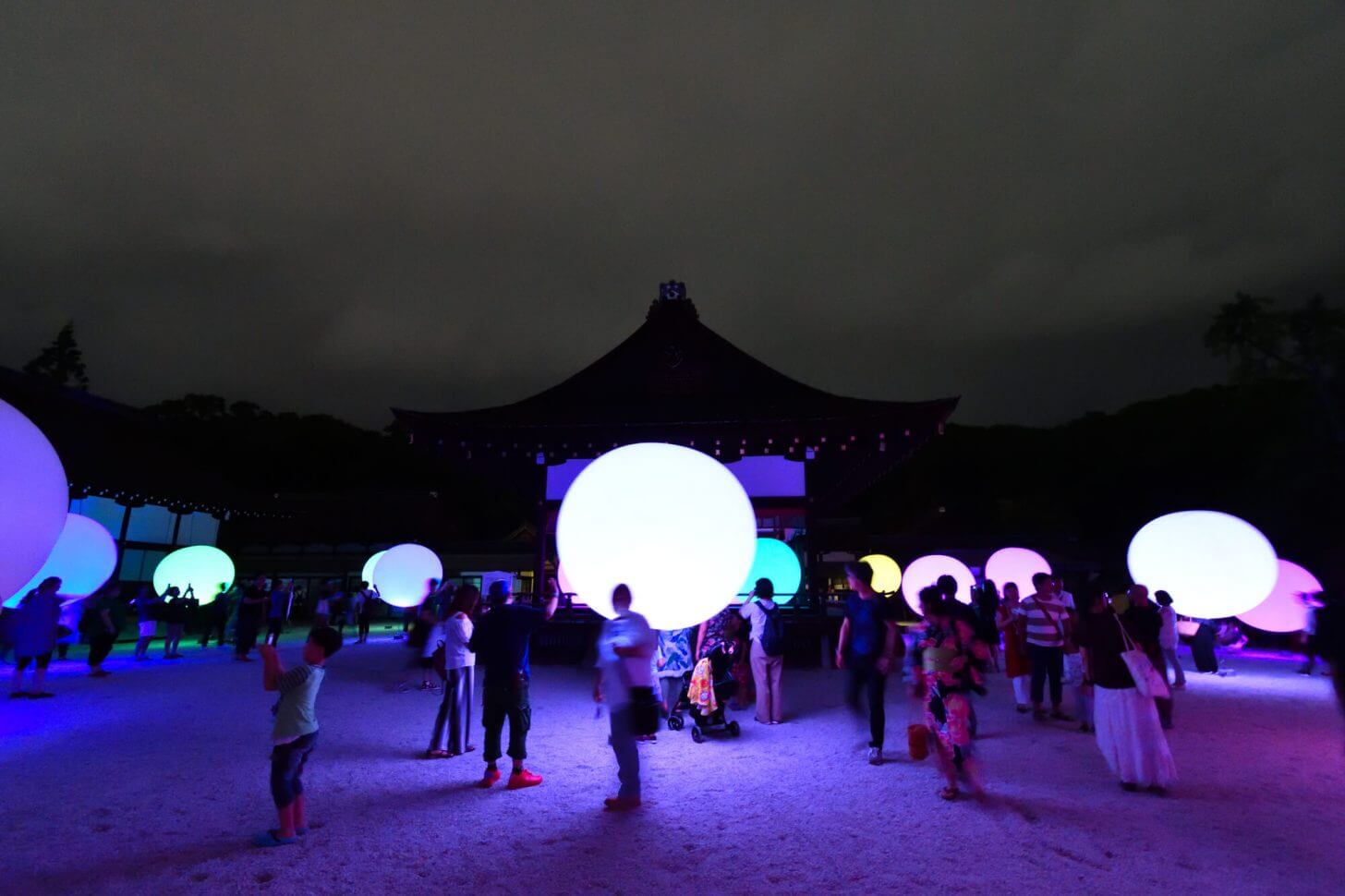 糺の森の光の祭2018 楼門内の風景