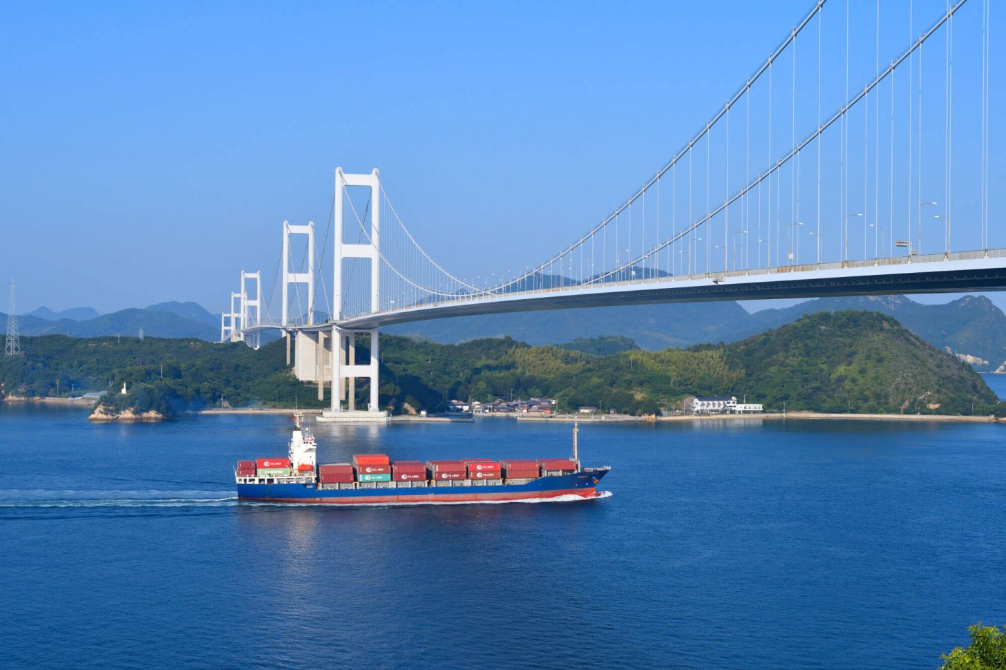 来島海峡を通る船