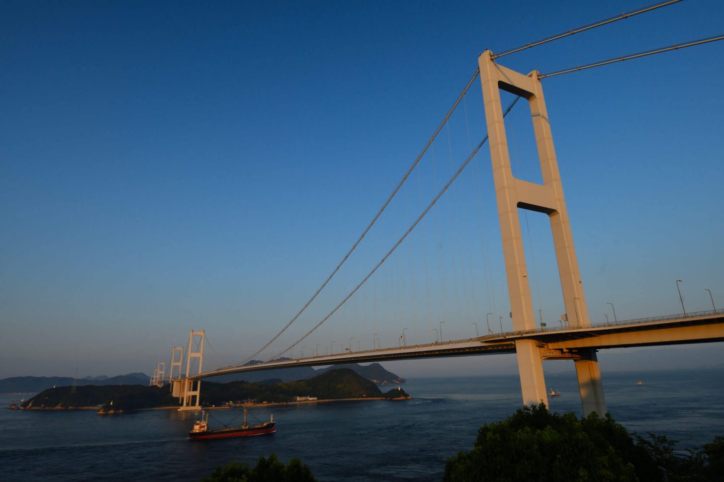 夕暮れ時の来島海峡大橋