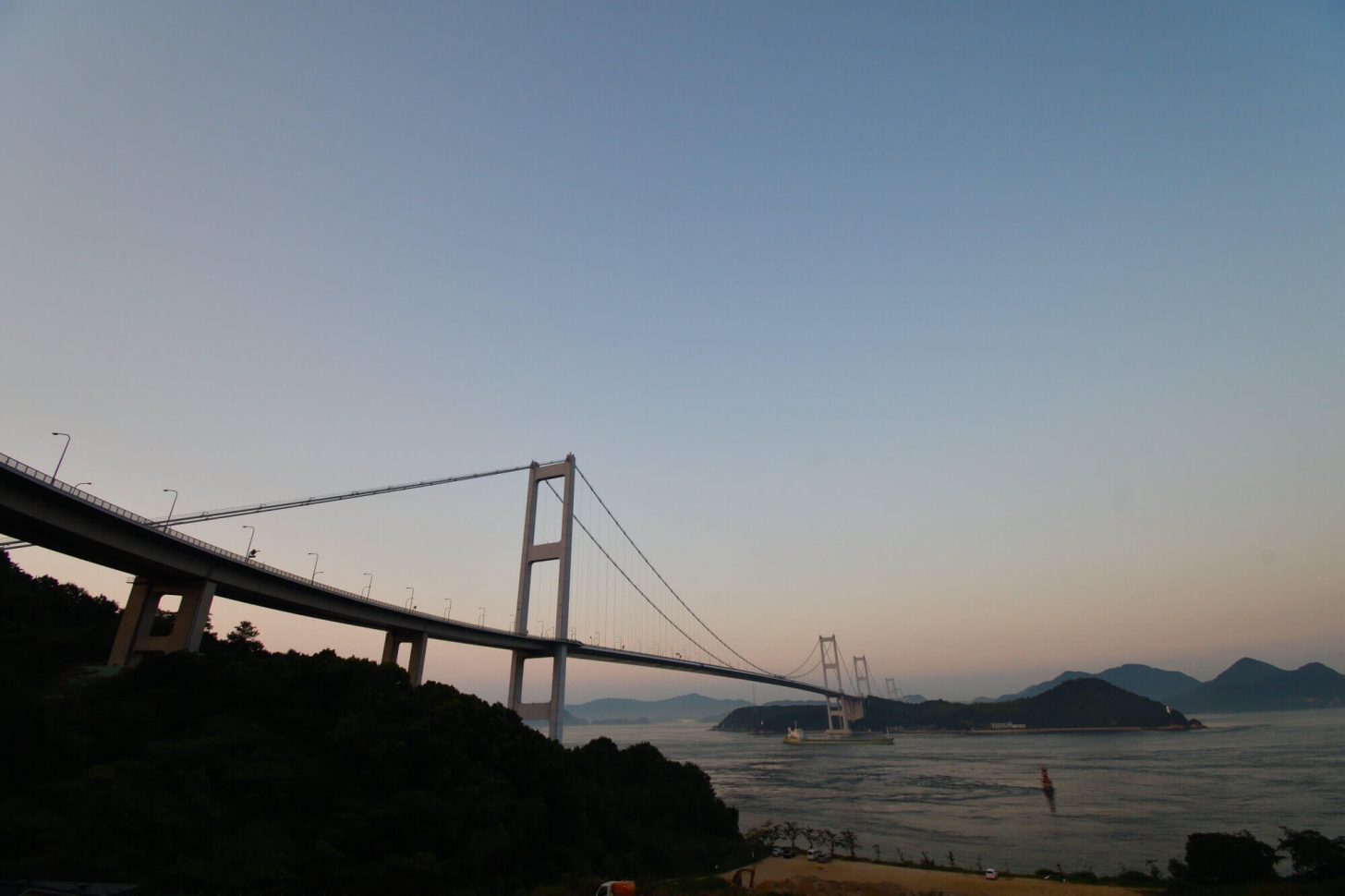 夕暮れ時の来島海峡大橋