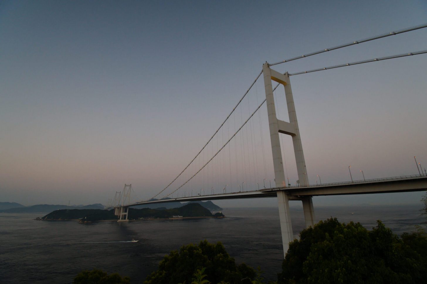 日が沈んだ後の来島海峡大橋