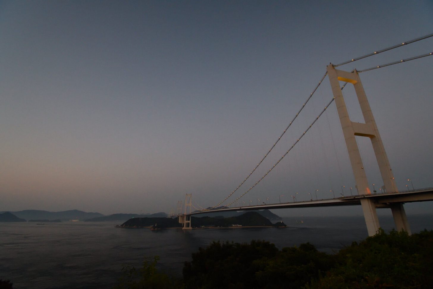 ライトアップが始まった来島海峡大橋