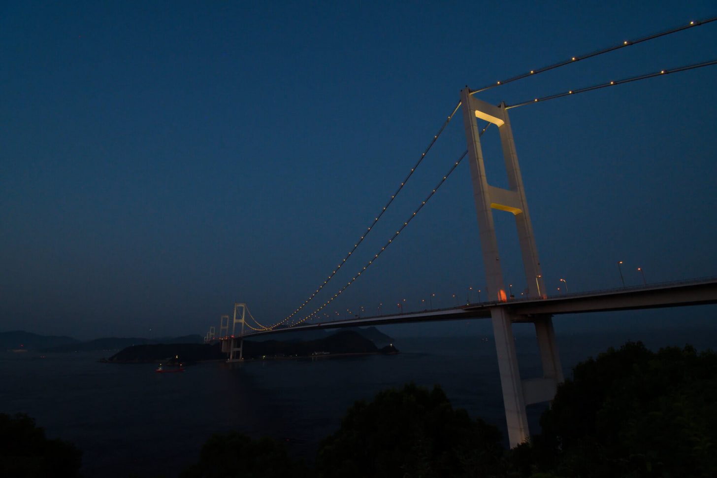 ライトアップが始まった来島海峡大橋