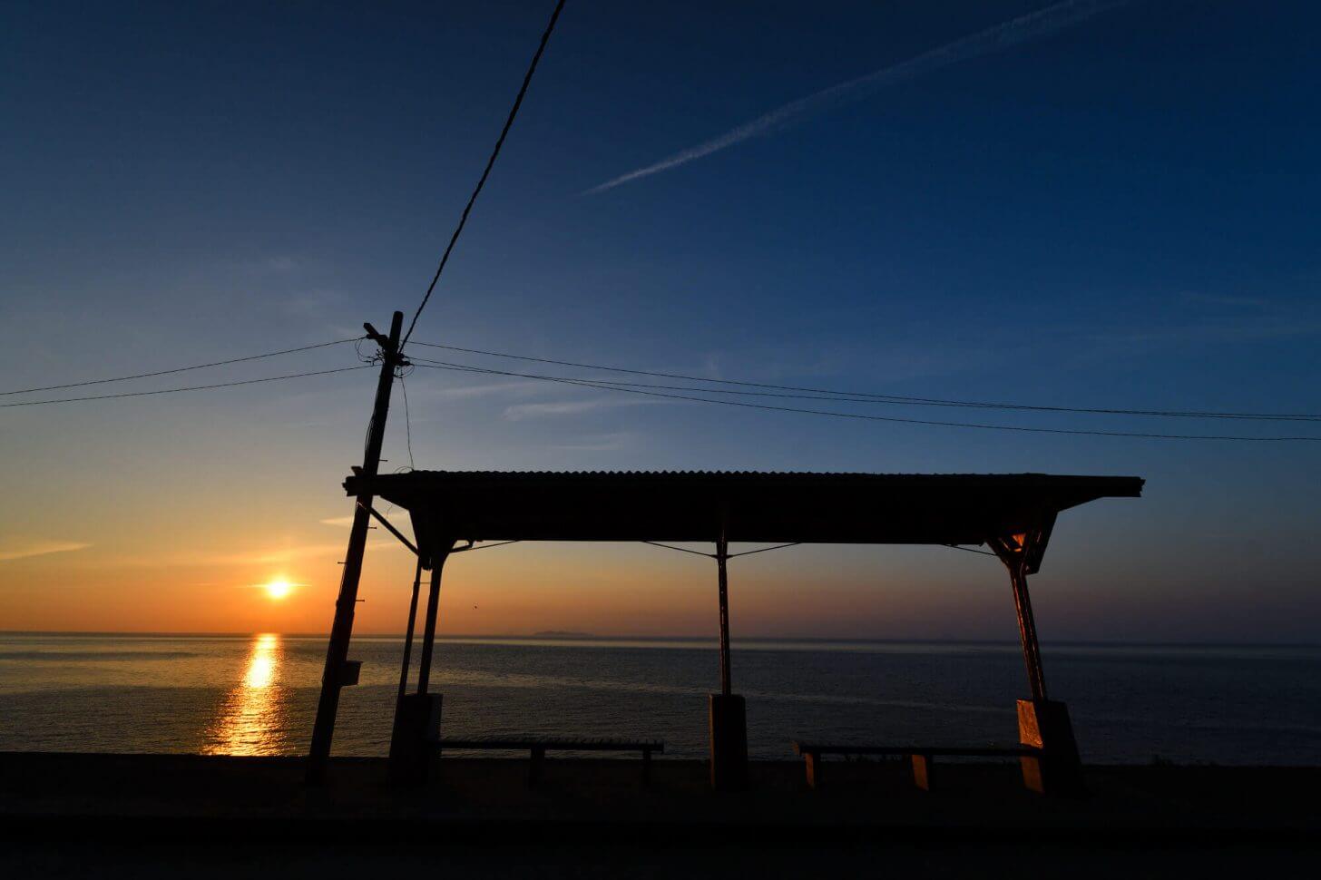 夕暮れ時の下灘駅