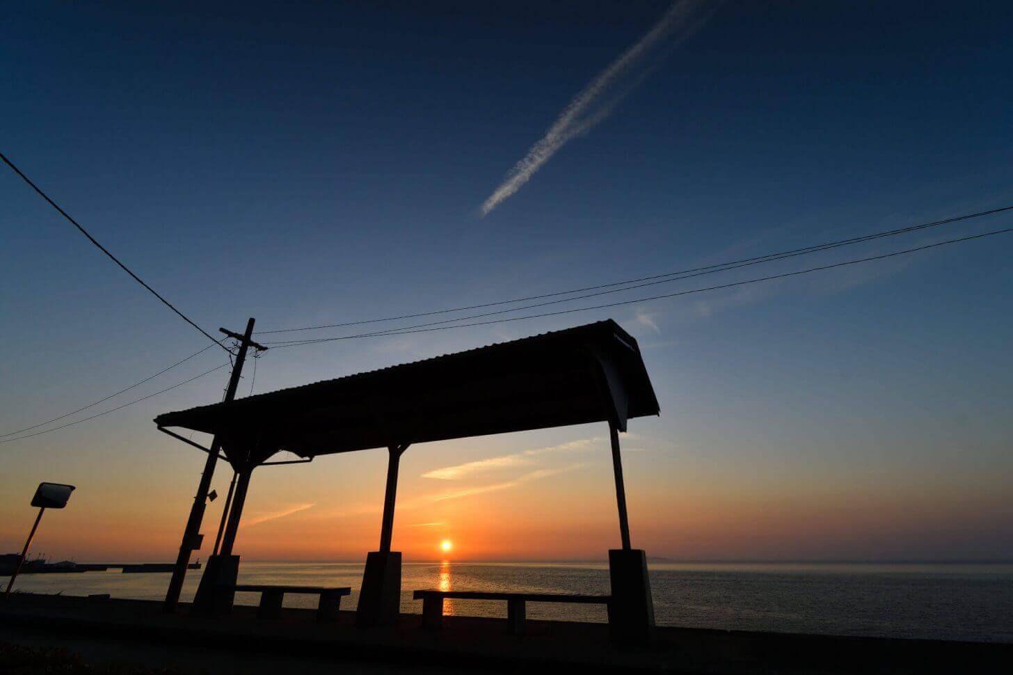 夕暮れ時の下灘駅