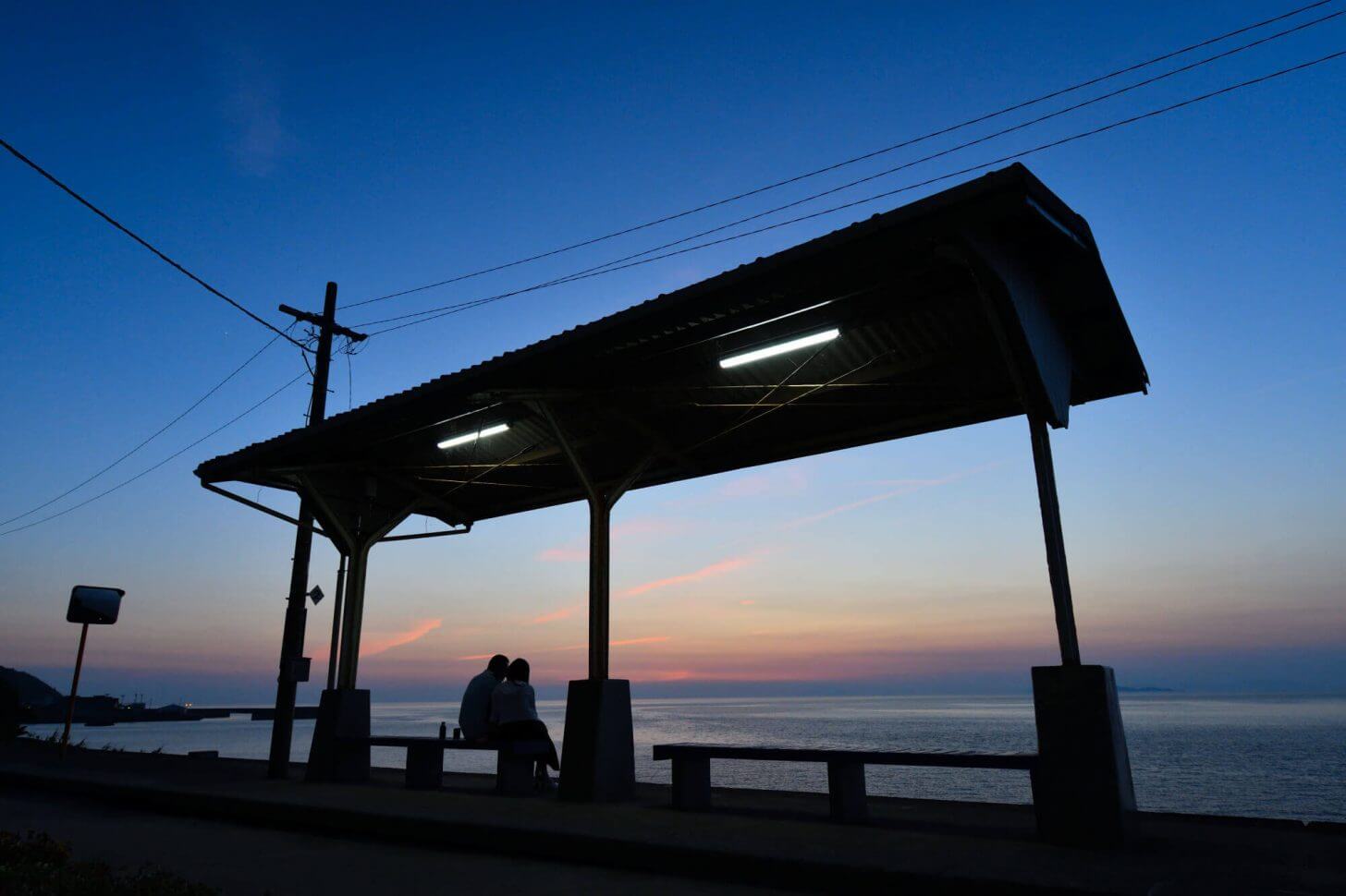 夕暮れ時の下灘駅