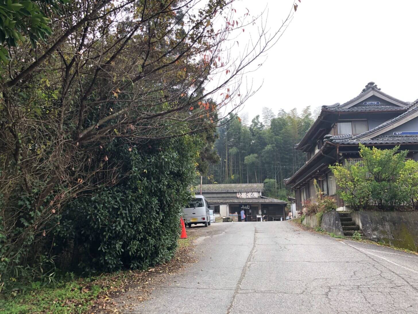 山内うどんへの坂道