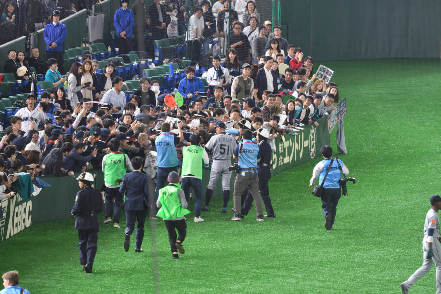 2019MLB開幕戦・試合開始前にサインをするイチロー