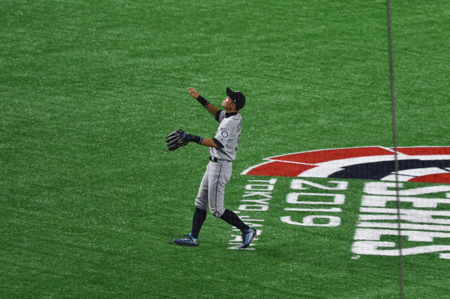 2019MLB開幕戦・最初の守備につくイチロー