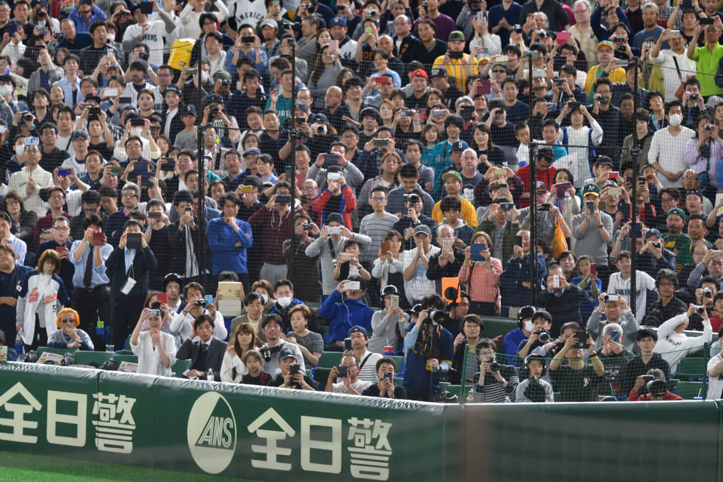 イチローの打席を見守る観客