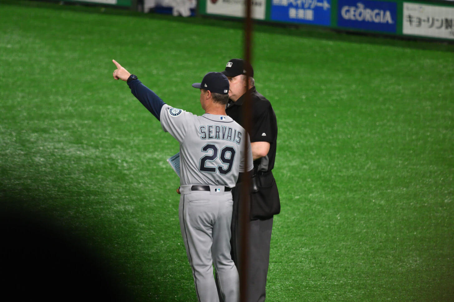 イチロー引退試合・8回裏交代のシグナルを送るサービス監督