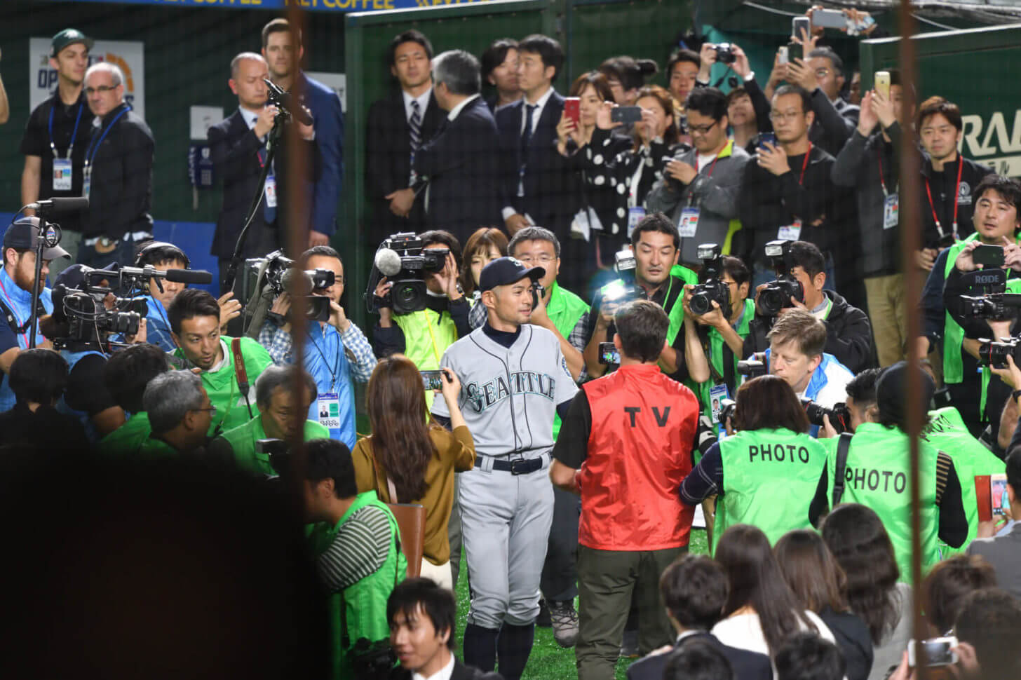 引退試合終了後場内を回るイチロー