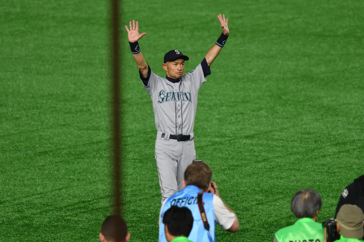 引退試合終了後場内を回るイチロー