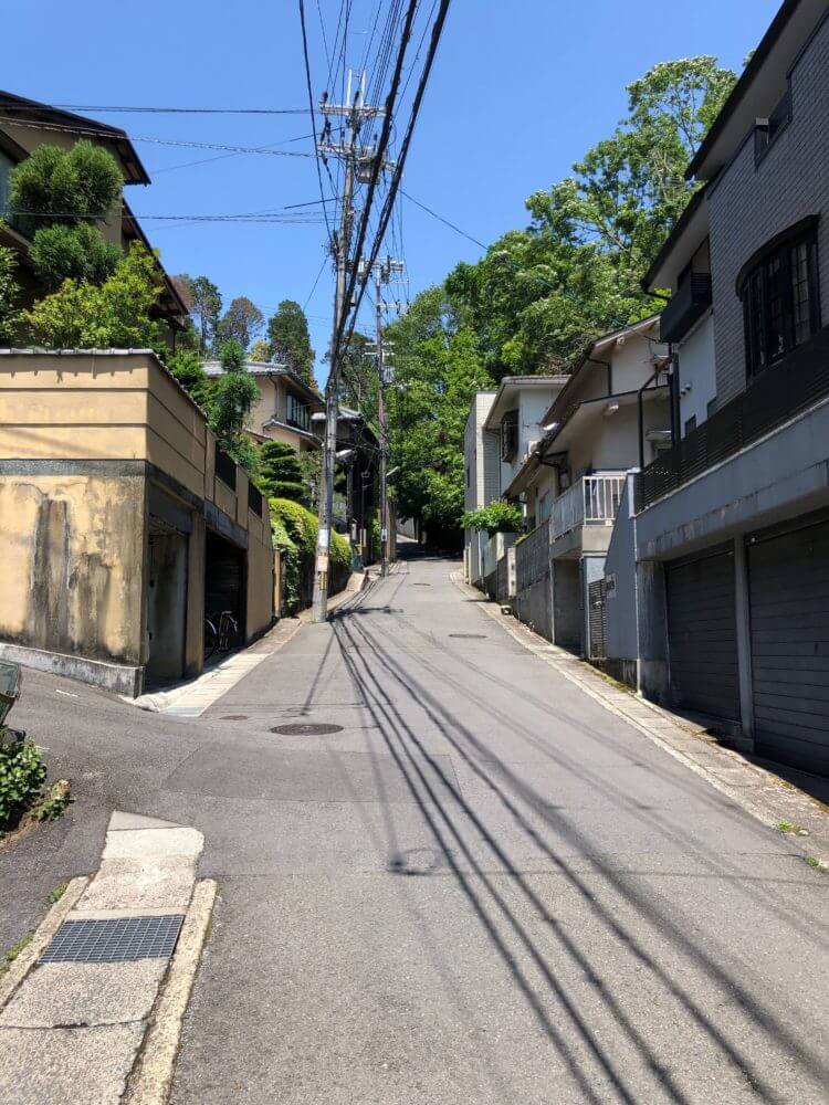 北山駅から円通寺に向かう坂道