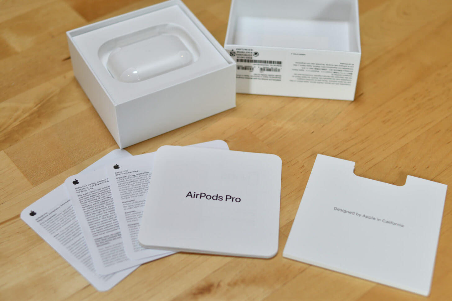 開封中のAirPods Pro