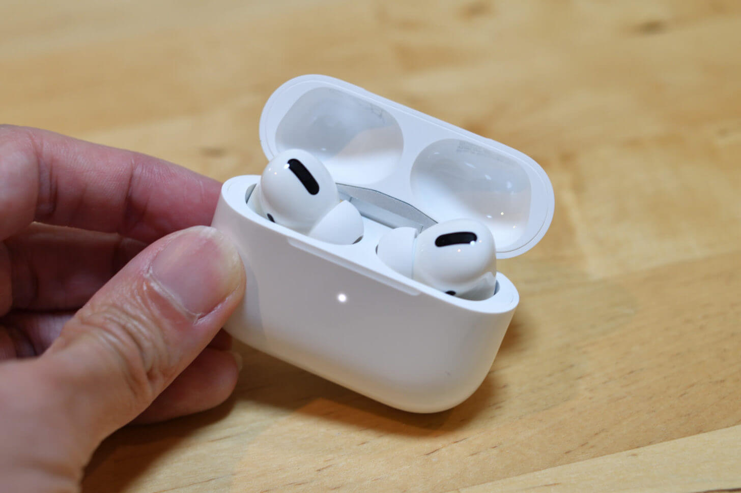 開封直後のAirPods Pro