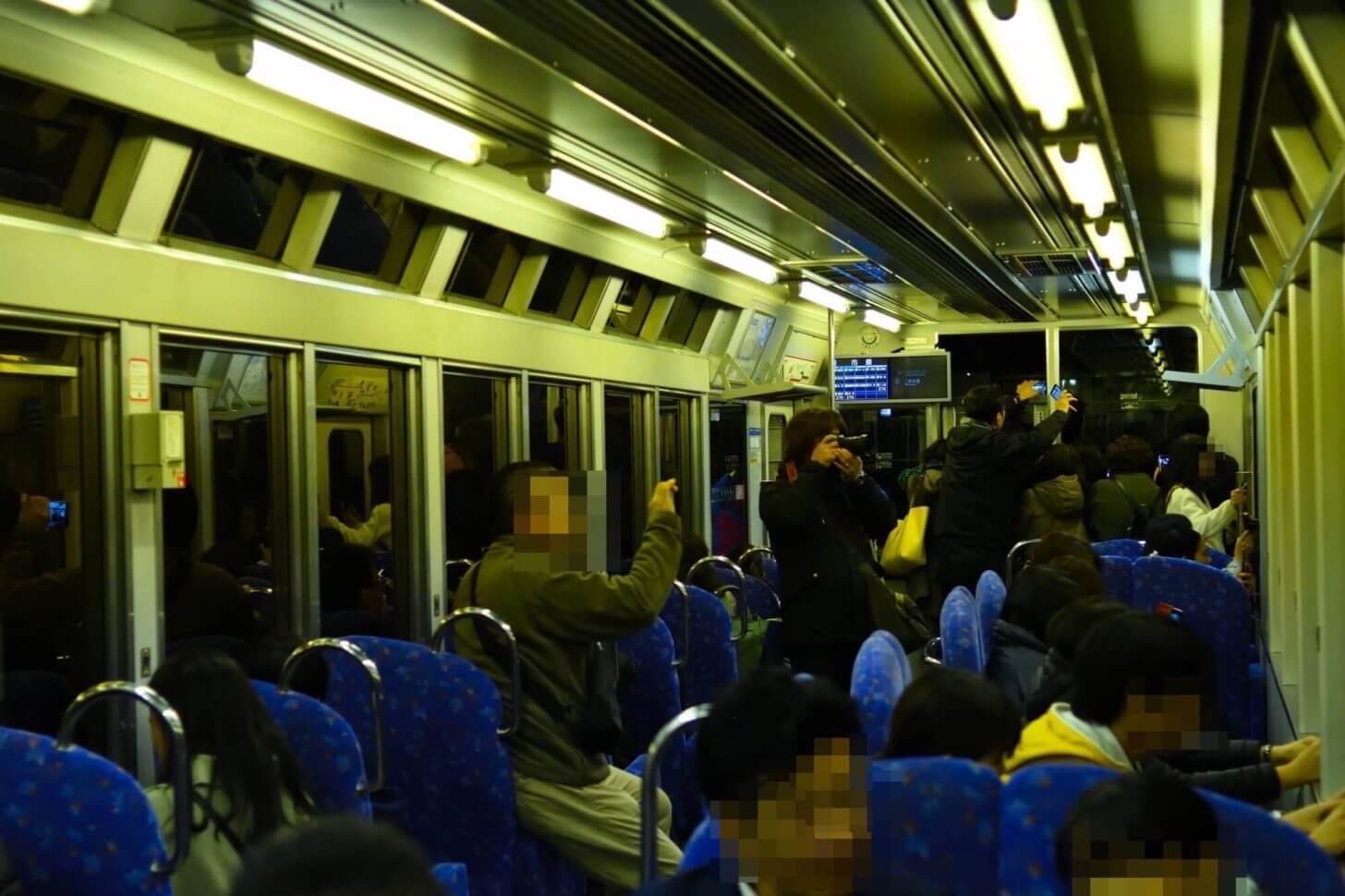 叡山電車・もみじのトンネルに入る前の車内風景