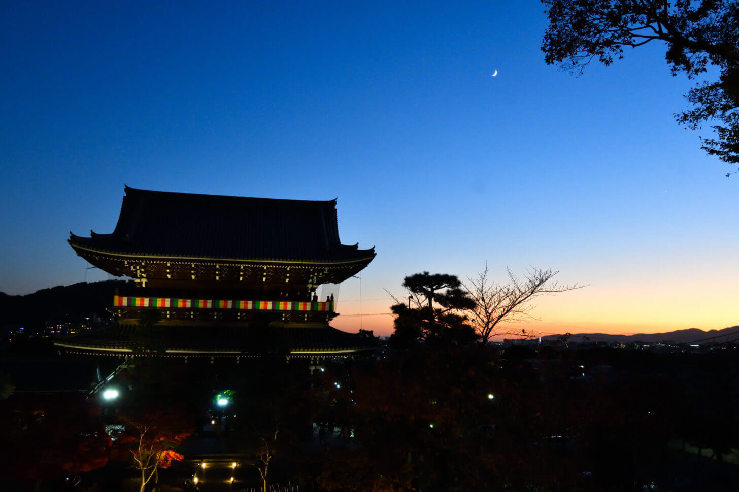 金戒光明寺 山門ライトアップの向こうに三日月と京都タワー