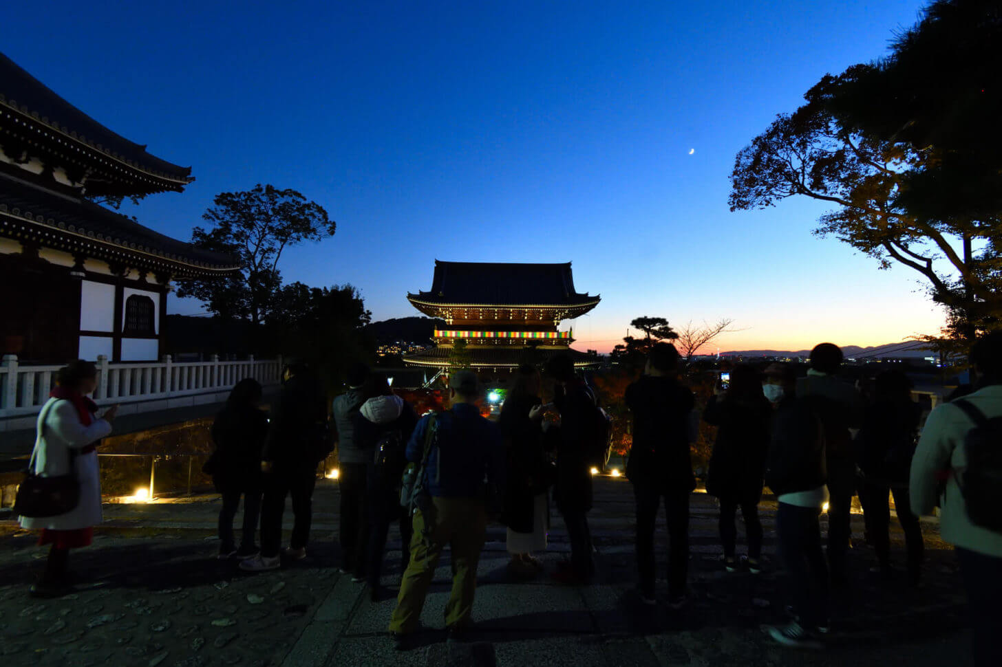 金戒光明寺 山門ライトアップに群がる人々