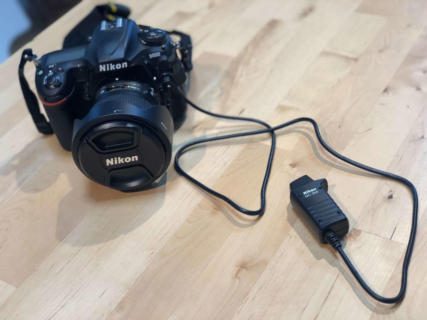 MC-30AをNikon D500に取り付けた図