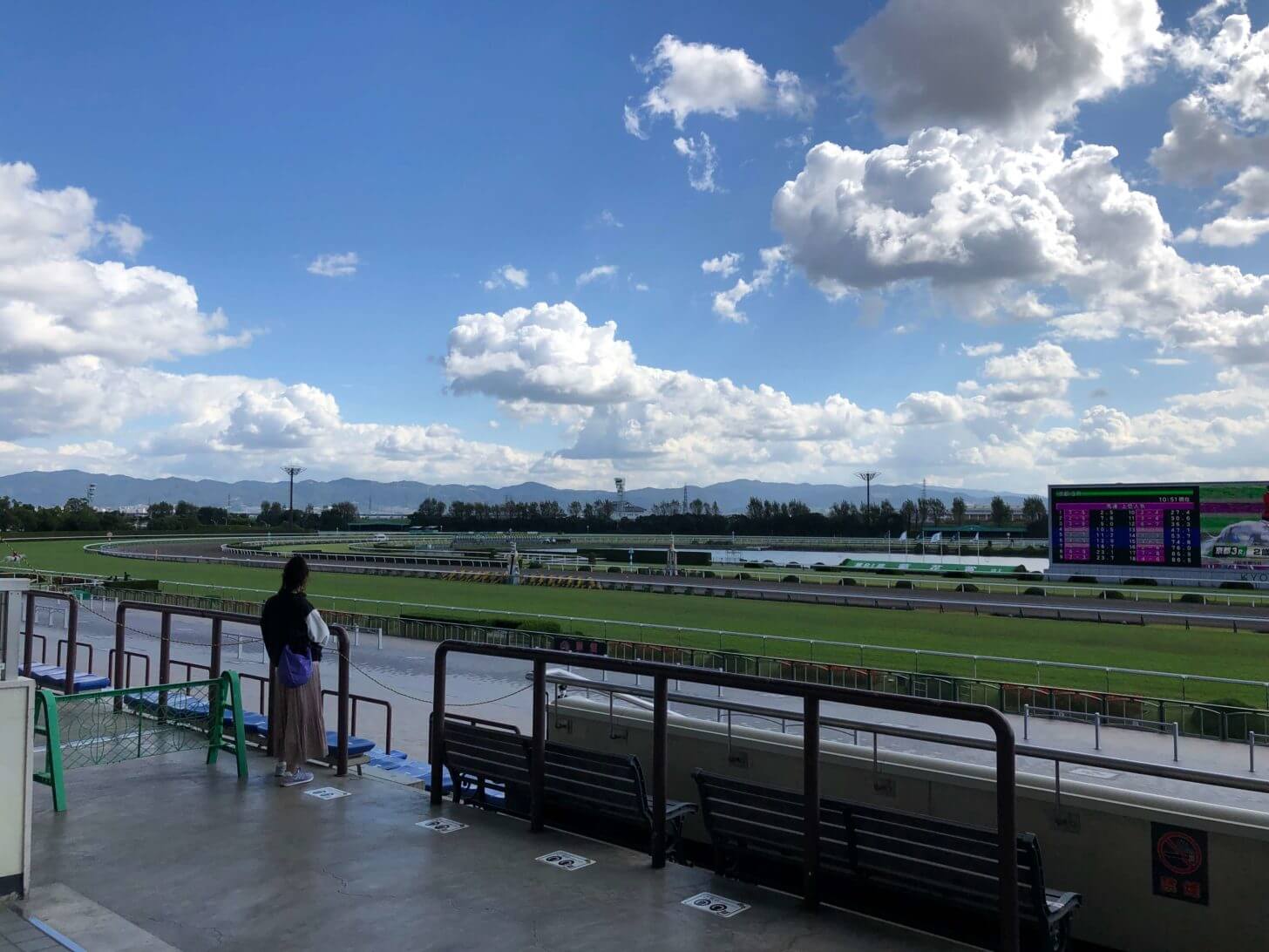 コロナ禍の京都競馬場スタンド