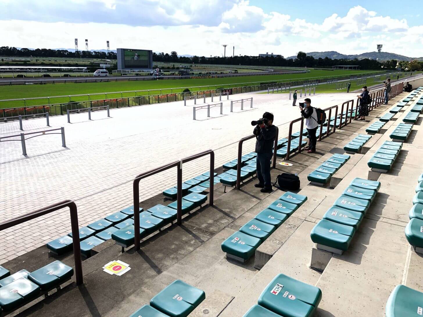 コロナ禍の京都競馬場スタンド