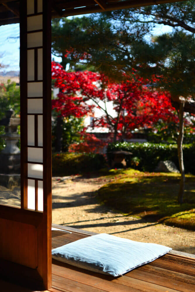 岩倉具視幽棲旧宅 鄰雲軒から障子戸越しに見る紅葉