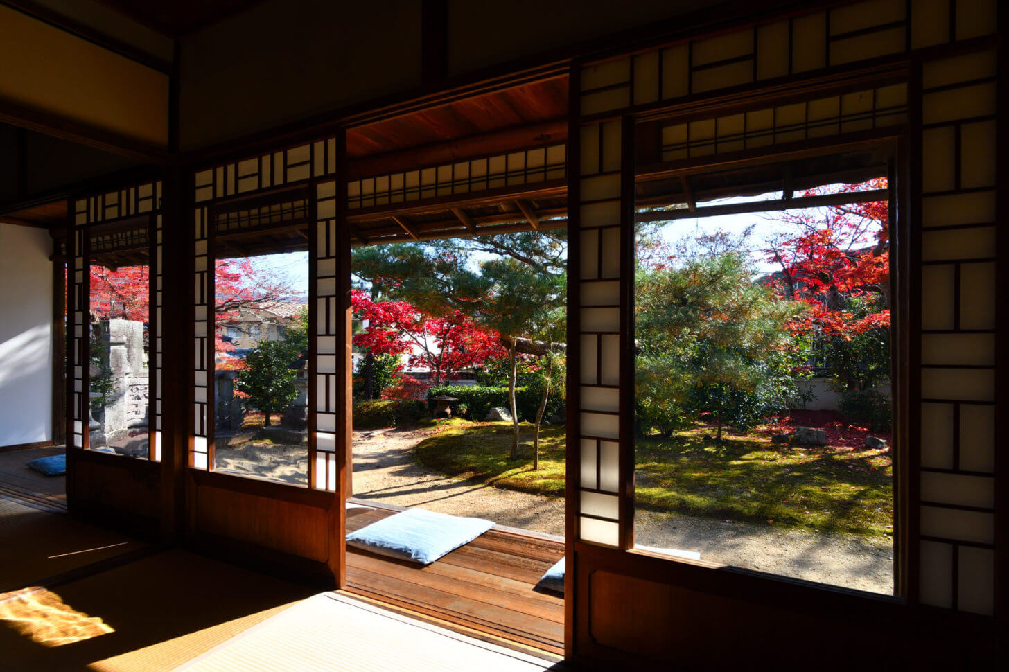 岩倉具視幽棲旧宅 鄰雲軒から障子戸越しに見る紅葉