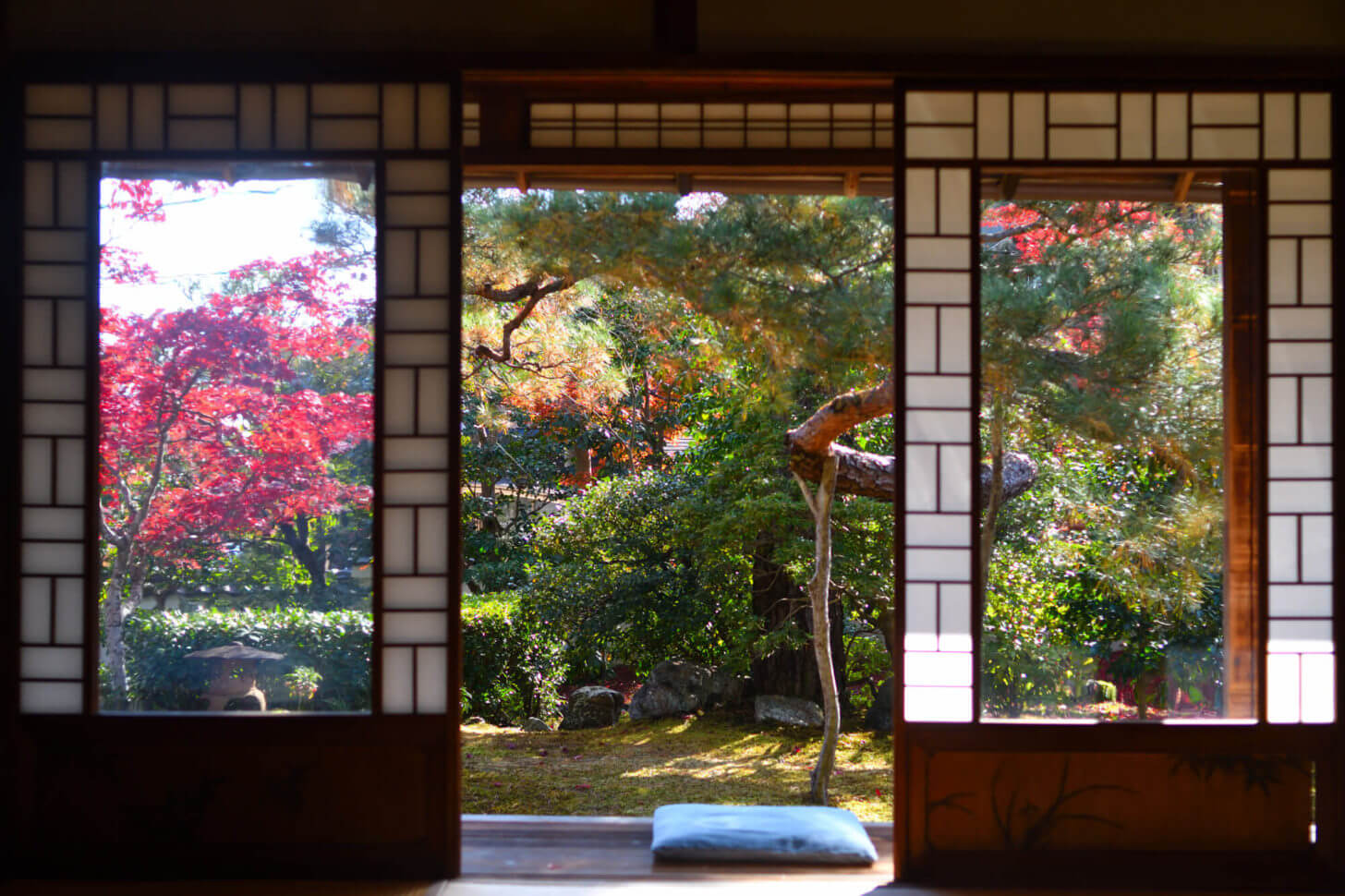 岩倉具視幽棲旧宅 鄰雲軒から障子戸越しに見る紅葉