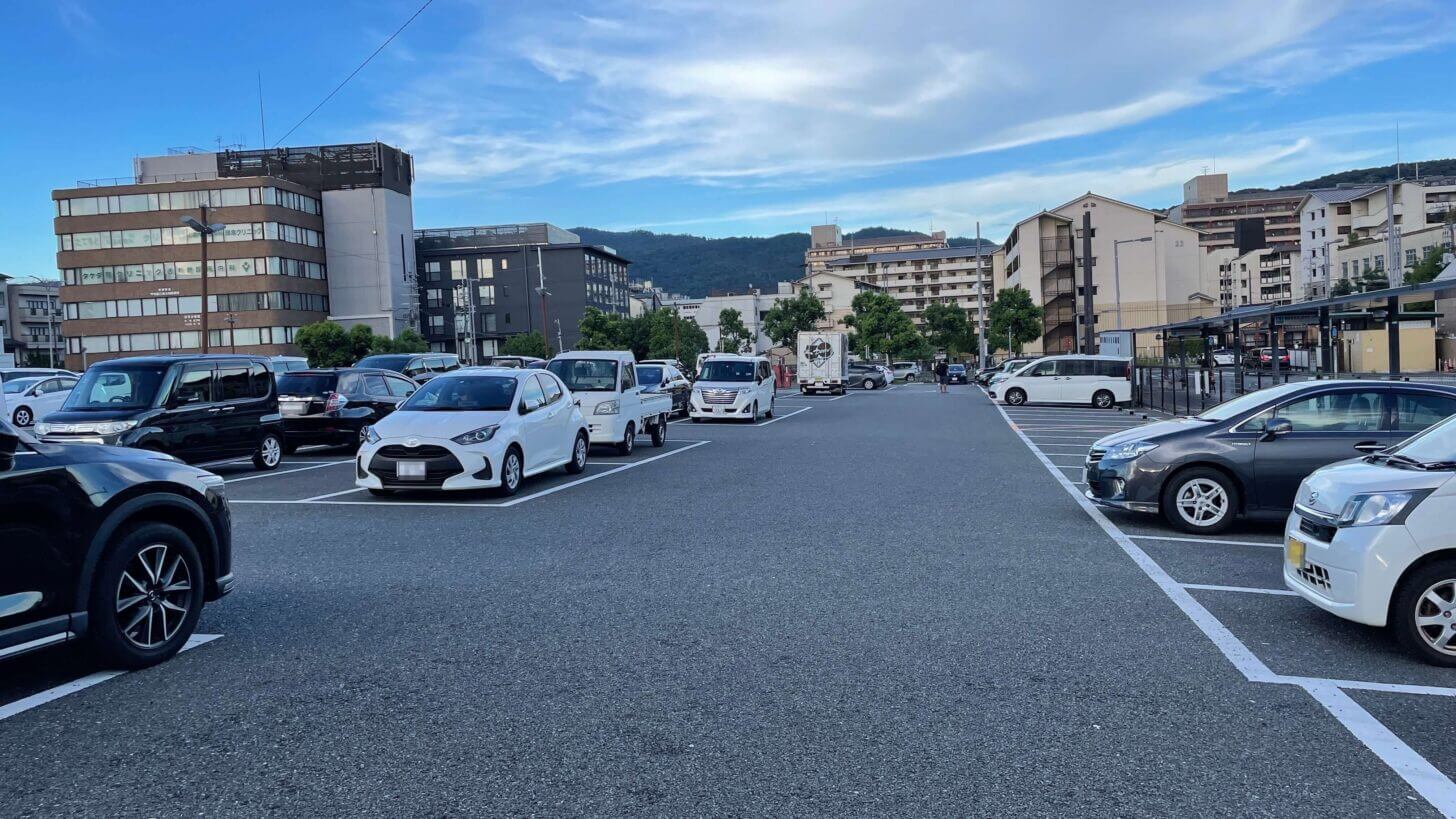 三条京阪駐車場に停まっているDEENツアートラック