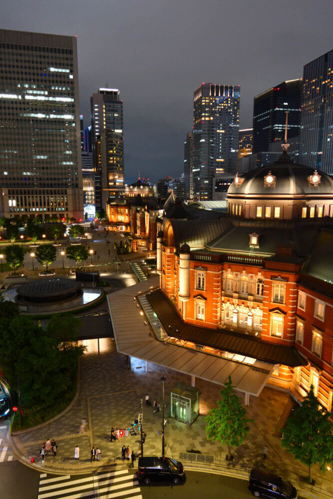 屋上庭園「KITTEガーデン」から撮る夜の東京駅丸の内駅舎