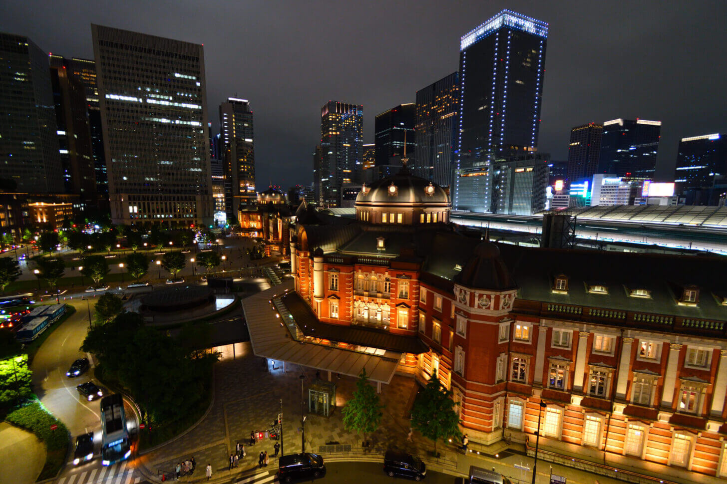 屋上庭園「KITTEガーデン」から撮る夜の東京駅丸の内駅舎