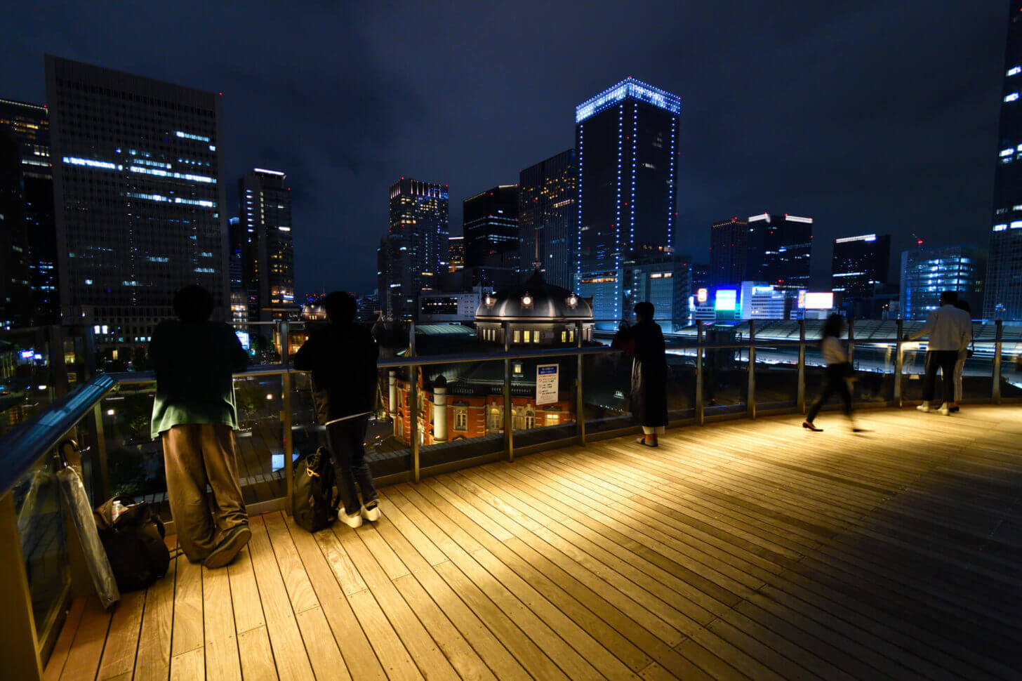 屋上庭園「KITTEガーデン」から撮る夜の東京駅丸の内駅舎