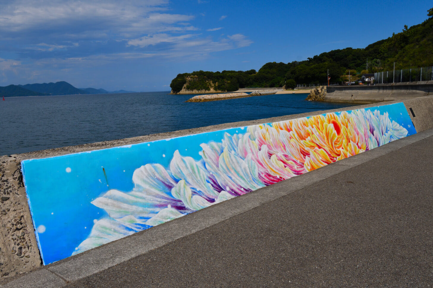 防波堤アート「天の花（そらのはな）」